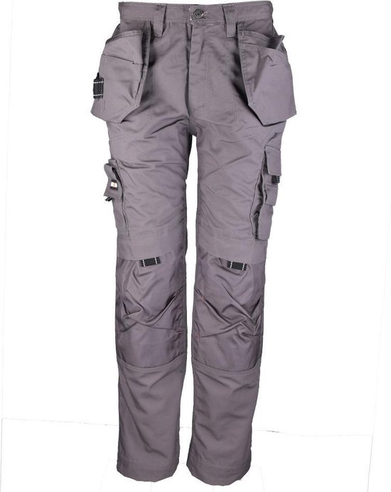 Grijze werkbroek met grote klepzakken aan de zijkant en verstevigde knieën.