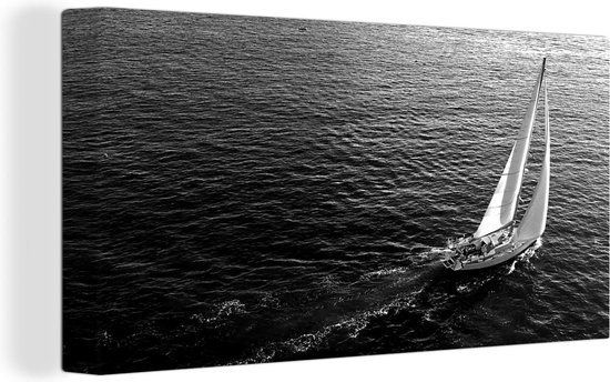 Canvas Schilderij Volle zeilen van de zeilboot op het water - zwart wit - 80x40 cm - Wanddecoratie