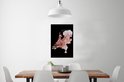 Affiche des Pays-Bas en teintes rose délavé avec bordure noire, suspendue à un mur blanc au-dessus d'une table en bois.