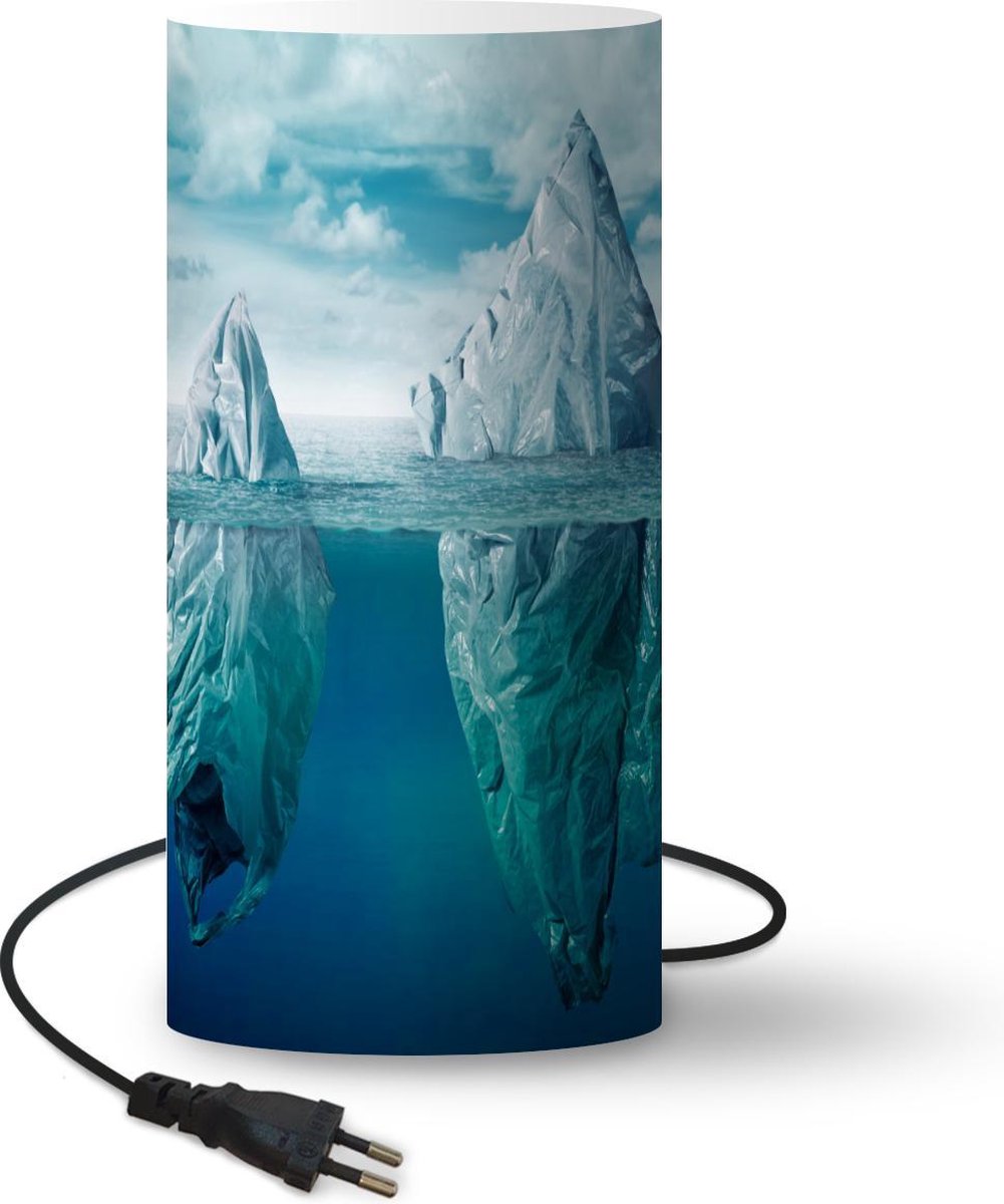 Lamp - Nachtlampje - Tafellamp slaapkamer - Zee - IJsberg - Plastic tasjes - 33 cm hoog - Ø15.9 cm - Inclusief LED lamp