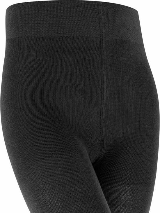 Detailopname van de tailleband en de voorkant van een zwarte maillot van Falke.