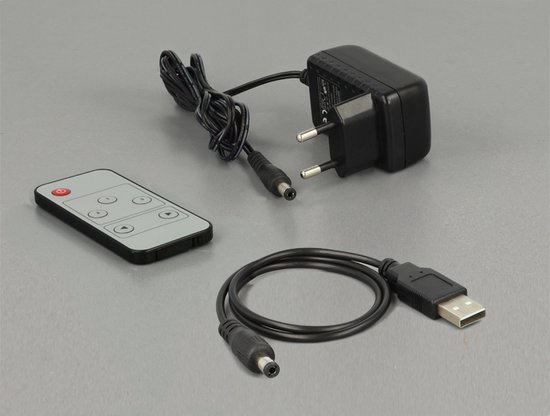 Zwarte afstandsbediening, stroomadapter met Europese stekker en USB-naar-DC-kabel op grijze achtergrond.