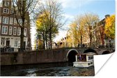 Boot op kanaal in Amsterdam Poster 120x80 cm - Foto print op Poster (wanddecoratie woonkamer / slaapkamer)
