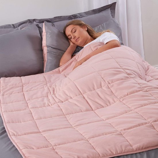 Slapen is zo belangrijk. Voor volwassenen en zeker ook voor kinderen. Er kunnen verschillende oorzaken zijn waarom het slapen niet vanzelf gaat. Het gevolg: korte nachten, moeilijk concentreren en (nog) kortere lontjes. Het is dan het proberen waard: een verzwaarde deken.