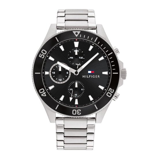 Zilverkleurig herenhorloge met zwarte wijzerplaat, datumweergave en Tommy Hilfiger logo.