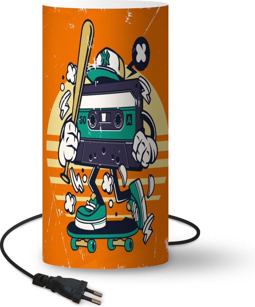 Lamp - Nachtlampje - Tafellamp slaapkamer - Cassette - Skateboard - Vintage - 54 cm hoog - Ø24.8 cm - Inclusief LED lamp