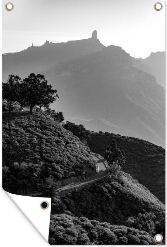 Tuinposter - Tuindoek - Tuinposters buiten - Een weg richting Roque Nublo op Gran Canaria - zwart wit - 80x120 cm - Tuin