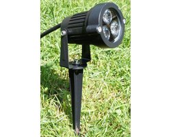 Zwarte tuinspot met aansluitplug. De tuinspot op spies is geschikt voor buiten en heeft als kleur warm wit met 3 led. De led tuinspot met spies en aansluitplug kan direct op het lichtnet worden aangesloten.