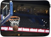 Laptophoes 13 inch - Basketbal gaat door de basket - Laptop sleeve - Binnenmaat 32x22,5 cm - Zwarte achterkant