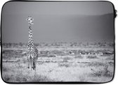 Laptophoes 14 inch - Grote giraffe in zwart-wit - Laptop sleeve - Binnenmaat 34x23,5 cm - Zwarte achterkant
