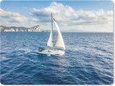Muismat Middellandse zee - Witte zeilboot op de Middellandse Zee muismat rubber - 40x30 cm - Muismat met foto