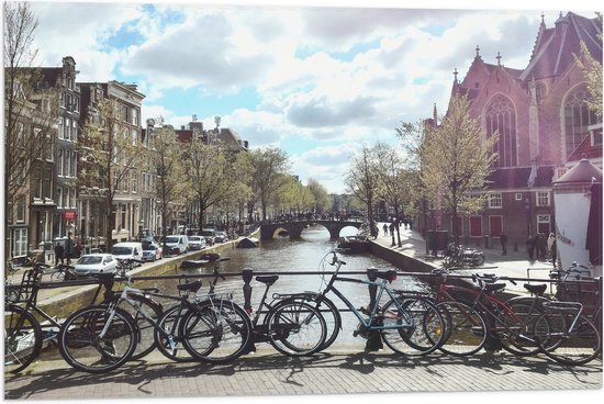 WallClassics - Vlag - Gracht in de Stad - 75x50 cm Foto op Polyester Vlag