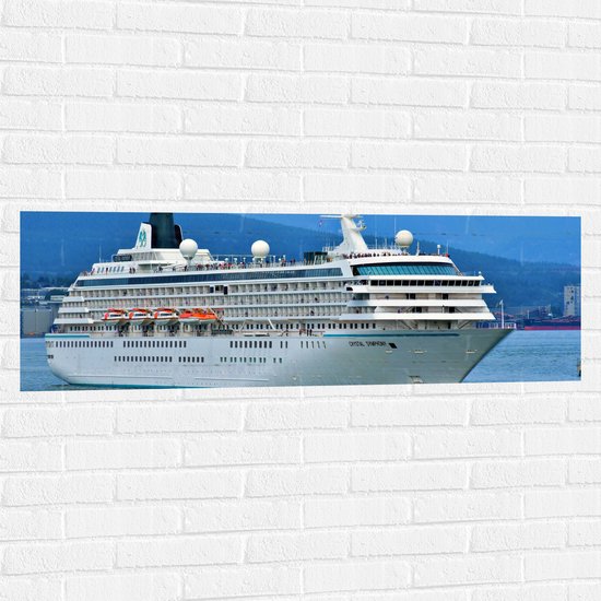 WallClassics - Muursticker - Groot Wit Cruiseschip varend bij Bergen - 120x40 cm Foto op Muursticker