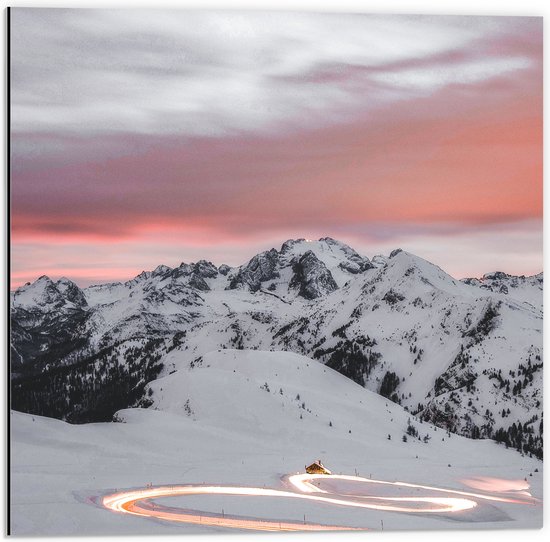 Dibond - Verlichte Weg door Sneeuw Landschap en Bergen tegen de Avond - 50x50 cm Foto op Aluminium (Met Ophangsysteem)