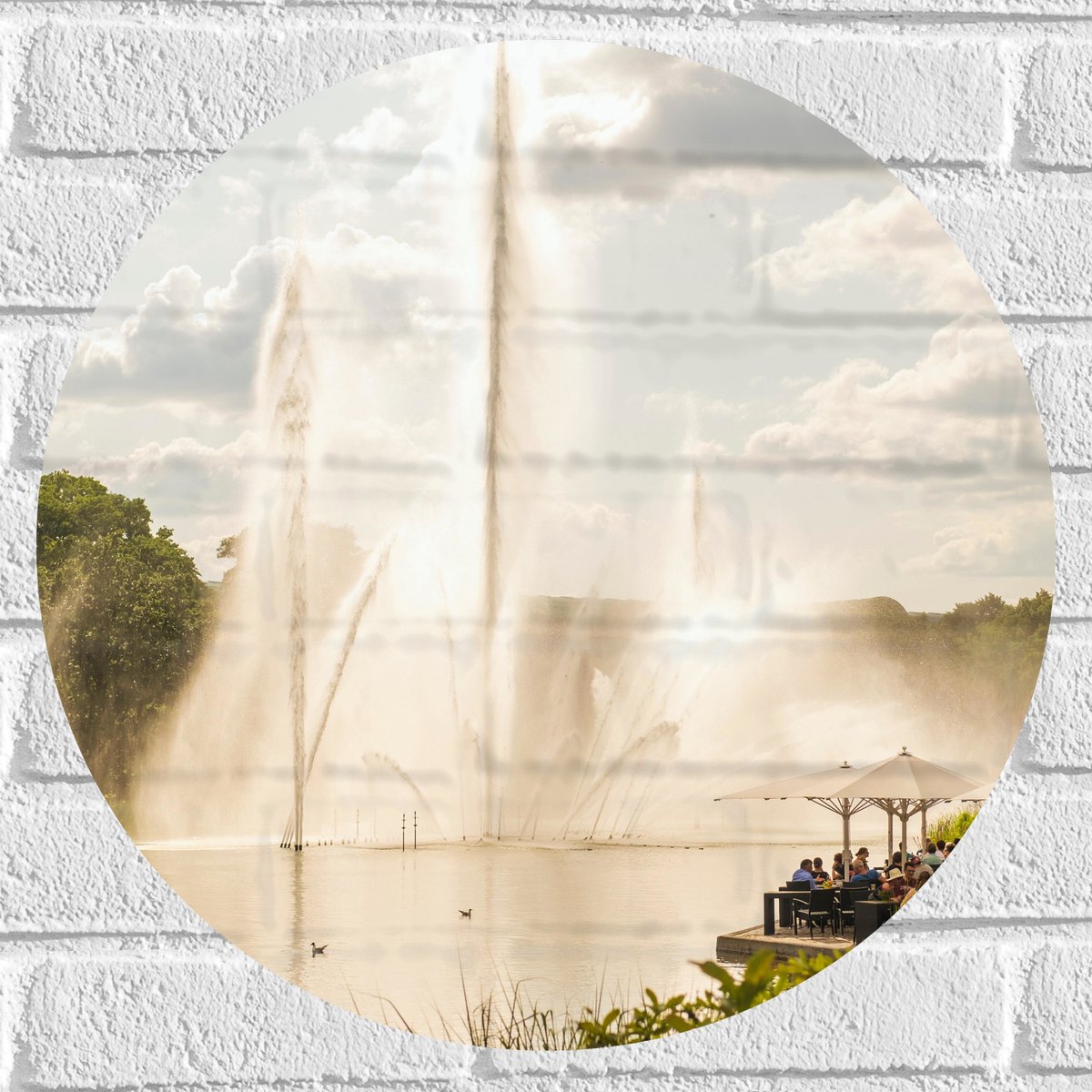 Muursticker Cirkel - Waterfontein in een Meer - 50x50 cm Foto op Muursticker