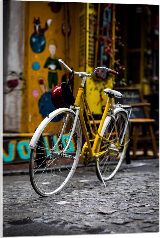 WallClassics - Acrylglas - Gele Fiets in de Stad - 60x90 cm Foto op Acrylglas (Met Ophangsysteem)