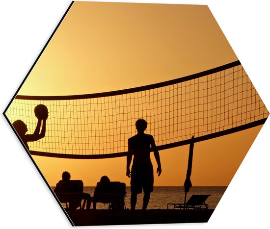 Dibond Hexagon - Silhouet van Gelukkig Familie op het Strand tijdens Volleybal - 40x34.8 cm Foto op Hexagon (Met Ophangsysteem)
