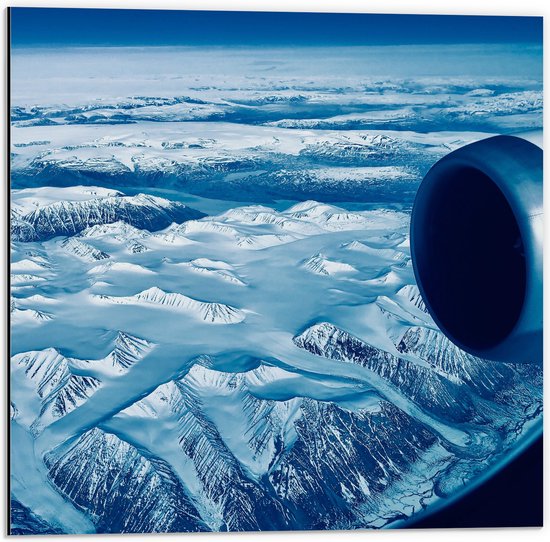 Dibond - Uitzicht op Vliegtuigmotor boven Sneeuw Landschap - 50x50 cm Foto op Aluminium (Met Ophangsysteem)