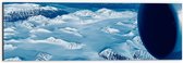 Dibond - Uitzicht op Vliegtuigmotor boven Sneeuw Landschap - 60x20 cm Foto op Aluminium (Met Ophangsysteem)