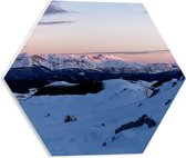 PVC Schuimplaat Hexagon - Bergen bedekt door Laag Sneeuw - 40x34.8 cm Foto op Hexagon (Met Ophangsysteem)