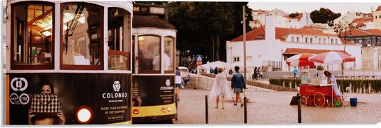 Acrylglas - Rijdende Tram - Portugal - 60x20 cm Foto op Acrylglas (Met Ophangsysteem)
