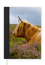 Notitieboek - Schrijfboek - Schotse hooglander - Bloemen - Gras - Notitieboekje klein - A5 formaat - Schrijfblok