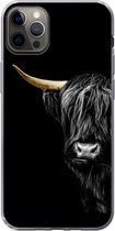 Geschikt voor iPhone 13 Pro Max hoesje - Schotse hooglander - Koeien - Goud - Siliconen Telefoonhoesje