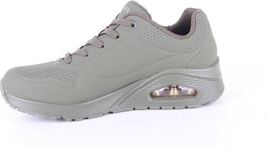 Olijfgroene sneaker met veters, perforaties en zichtbare luchtkussentjes in de zool.