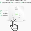 CO2 monitor meet temperatuur, vochtigheid en CO2. Toont '500' op touchscreen.