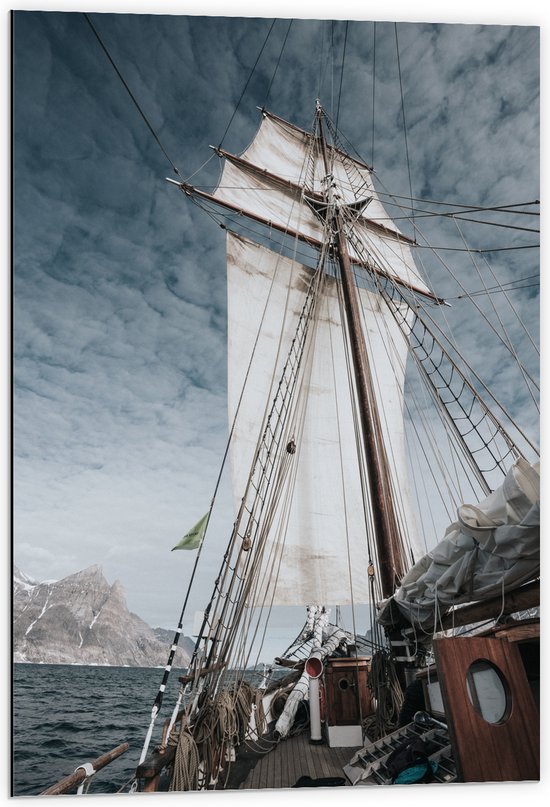 WallClassics - Dibond - Zeilboot op Oceaan - 60x90 cm Foto op Aluminium (Wanddecoratie van metaal)