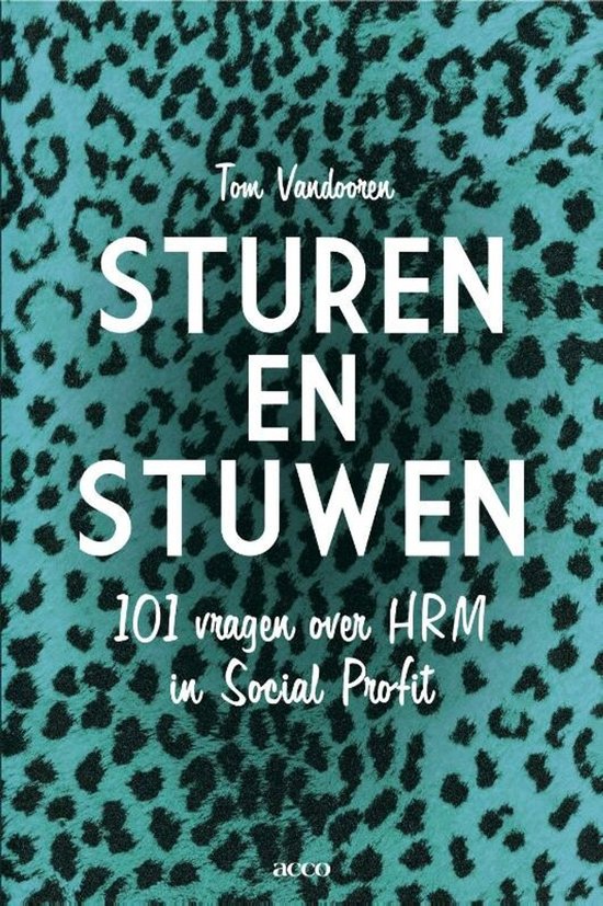 Livre avec imprimé léopard turquoise et le titre 'Sturen en stuwen 101 vragen over HRM in Social Profit'.