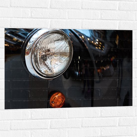 Muursticker - Close-up van Koplamp van Zwarte Auto - 90x60 cm Foto op Muursticker