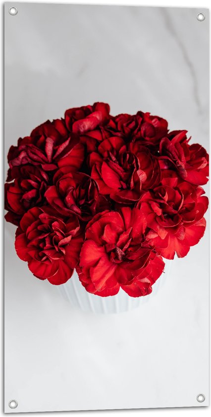Tuinposter – Boeket Rode Bloemen op Witte Achtergrond - 50x100 cm Foto op Tuinposter (wanddecoratie voor buiten en binnen)
