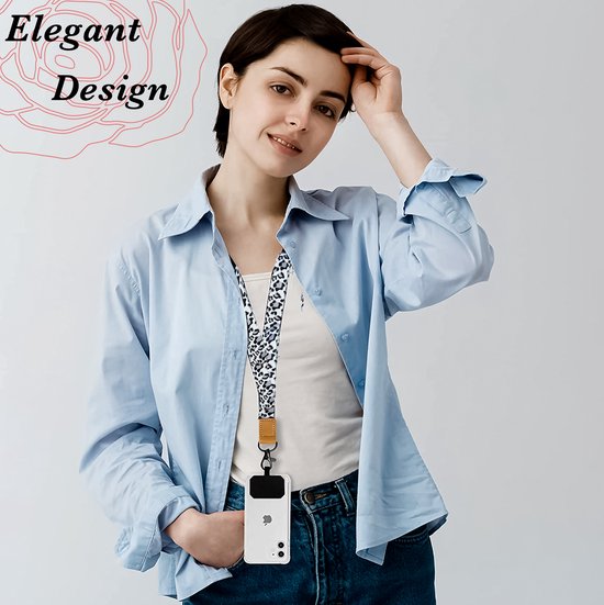 Model met blauw overhemd en luipaardprint lanyard om de nek, bevestigd aan een telefoon. Lanyard met bruine lederen details.
