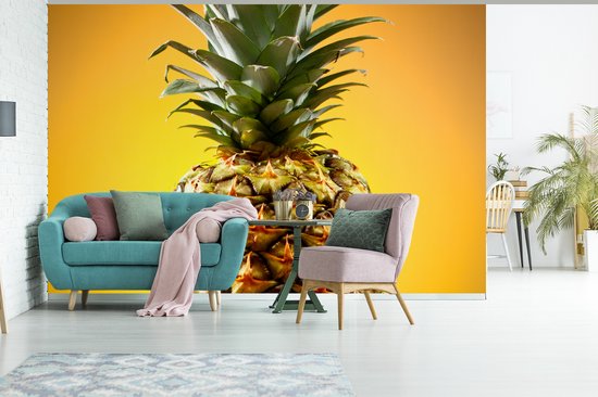 Couleurs jaunes et vertes d'un ananas sur fond jaune Papier peint photo vinyle largeur 600 cm x hauteur 400 cm - Tirage photo sur papier peint (disponible en 7 tailles)