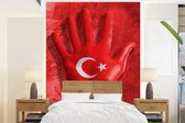 Behang - Fotobehang Een hand vormt de Turkse vlag - Breedte 195 cm x hoogte 260 cm
