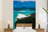 Behang - Fotobehang De witte stranden en het groene bos van de Whitsundayeilanden - Breedte 200 cm x hoogte 300 cm