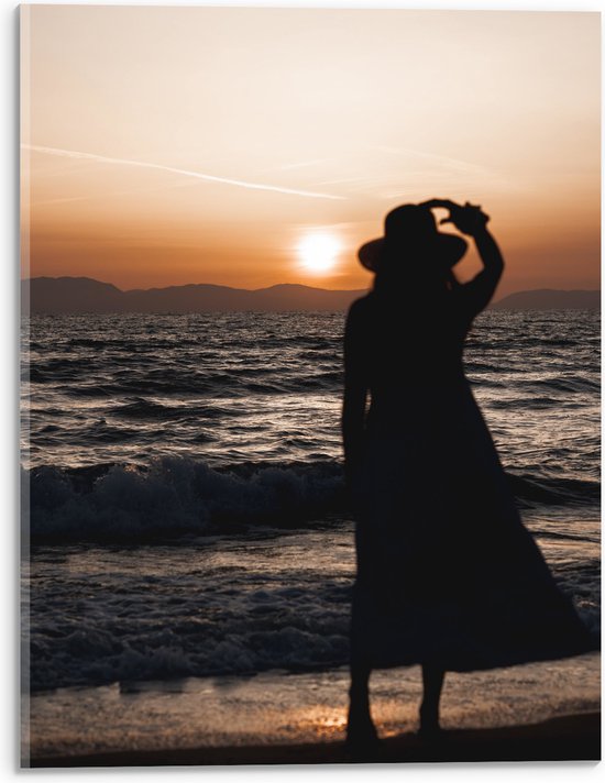 Acrylglas - Vrouw kijkend naar de Zee en Zonsondergang - 30x40 cm Foto op Acrylglas (Met Ophangsysteem)