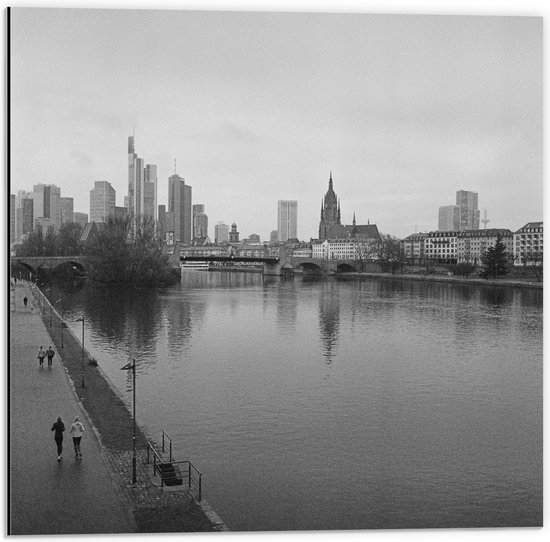 WallClassics - Dibond - Rivier door Stad (Zwart/ Wit) - 50x50 cm Foto op Aluminium (Met Ophangsysteem)