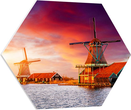 PVC Schuimplaat Hexagon - Nederlandse Windmolens aan het Water onder Paars met Oranje Lucht - 70x60.9 cm Foto op Hexagon (Met Ophangsysteem)
