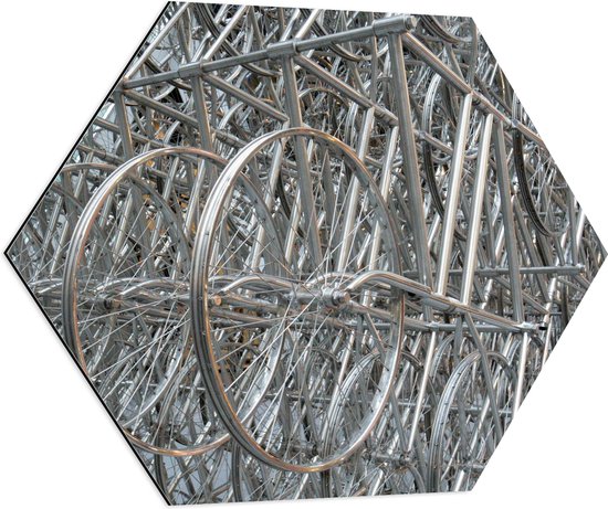 WallClassics - Dibond Hexagon - Rekken vol Fietswielen - 70x60.9 cm Foto op Hexagon (Met Ophangsysteem)