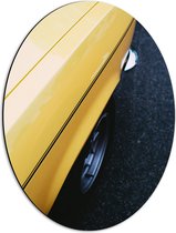 WallClassics - Dibond Ovaal - Close-up van Gele Motorkap - 42x56 cm Foto op Ovaal (Met Ophangsysteem)