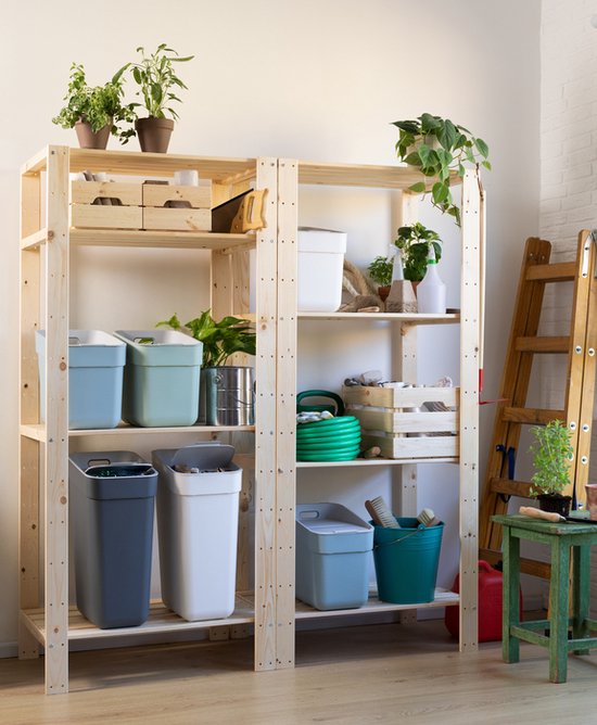Une étagère en bois avec des poubelles bleu clair, vert clair, grises et blanches, avec des plantes.