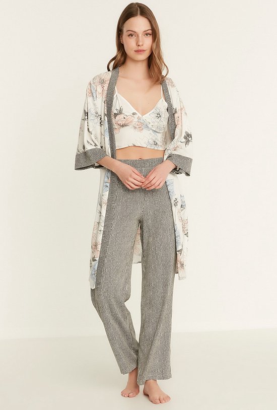 AMARANTA- Cadeau-Viscose 3 Piece Nightgown Set- 3 stuk Viscose Pyjama set-gebloemd-maat M