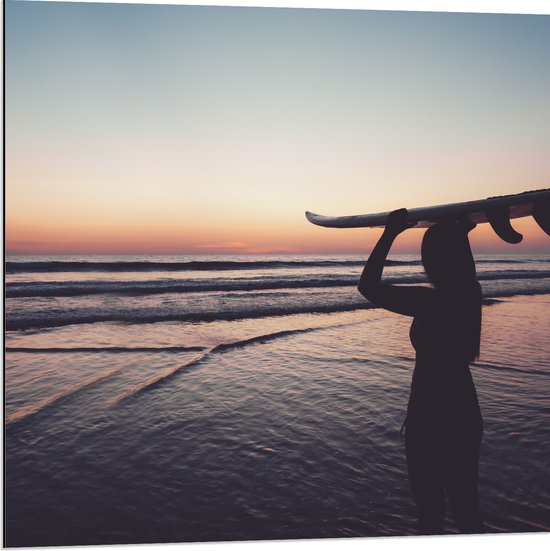 Dibond - Silhouet van Surfer met Bord op Hoofd bij Zonsondergang - 80x80 cm Foto op Aluminium (Met Ophangsysteem)