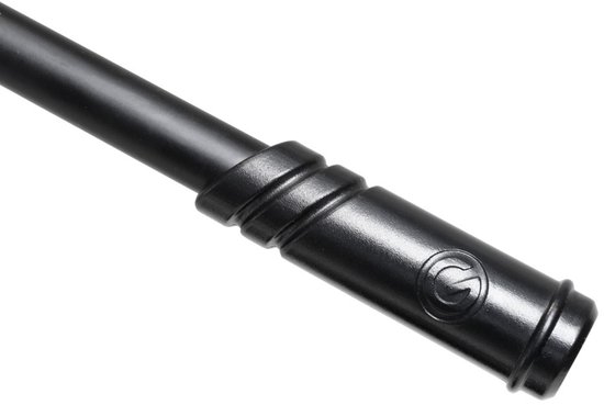 Zwarte boompole van microfoonstatief met gegroefde afwerking.