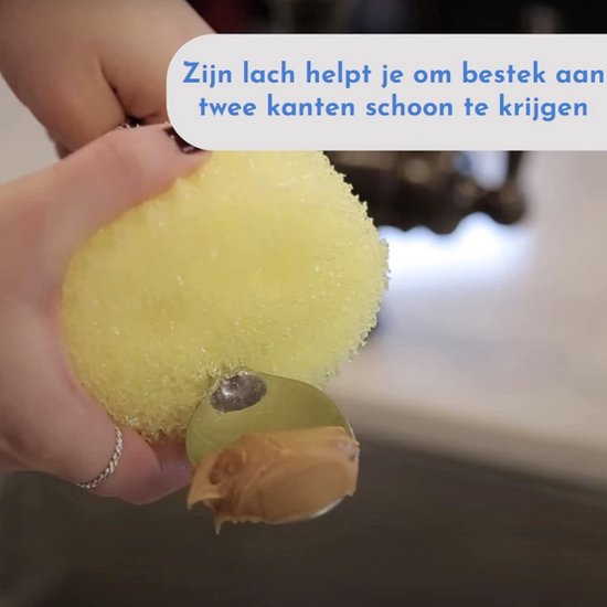 Gele spons met gezicht wordt gebruikt om bestek schoon te maken. Lach helpt om beide kanten schoon te maken.