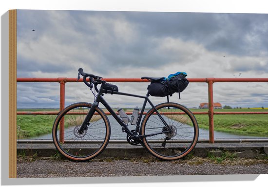 WallClassics - Hout - Zwarte Wielrennersfiets voor rode Brug - 60x40 cm - 9 mm dik - Foto op Hout (Met Ophangsysteem)