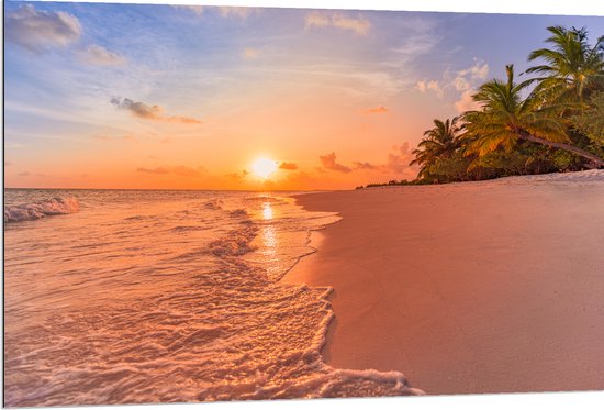 Dibond - Kalme Golven aanstromend op Strand bij Zonsondergang - 120x80 cm Foto op Aluminium (Met Ophangsysteem)