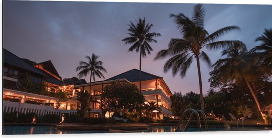 WallClassics - Dibond - Hotel met Zwembad in Indonesië - 100x50 cm Foto op Aluminium (Met Ophangsysteem)
